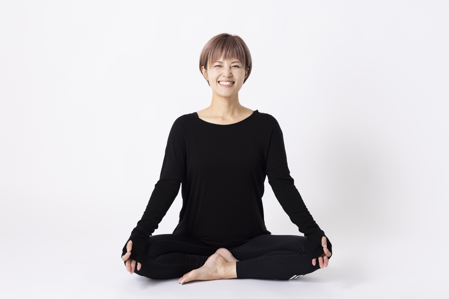 笑顔で座るヨガ講師 吉田千尋